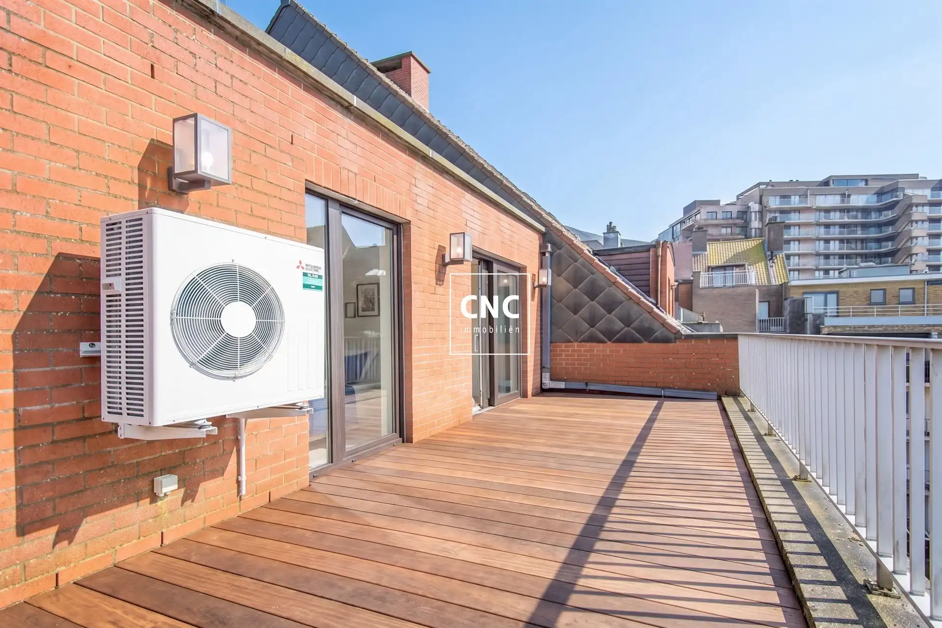 Gerenoveerde penthouse met grote terrassen nabij de zeedijk foto 17