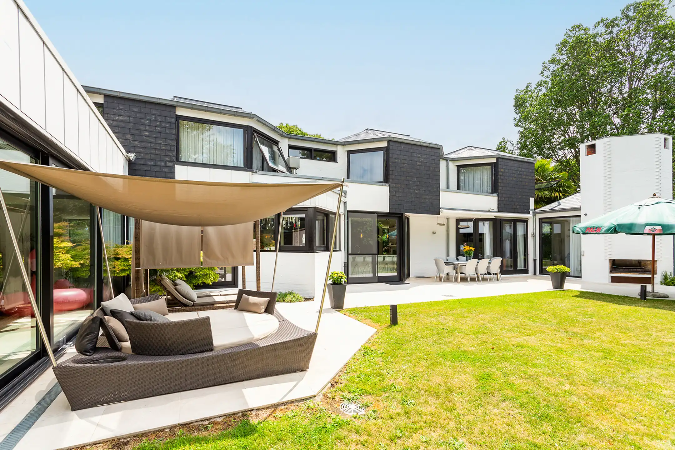 Topgelegen architectenwoning met ruim tuin en binnenzwembad. foto 48