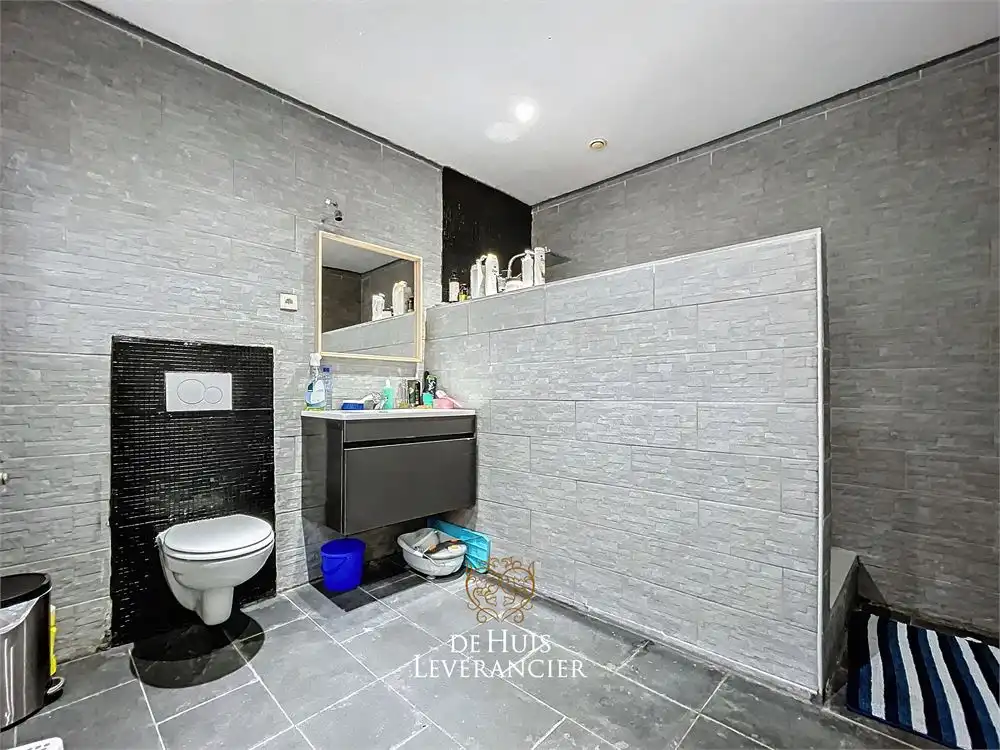 RUIME woning te koop (8 slpks, 2 badk) die ook perfect als tweewoonst kan dienen foto 27