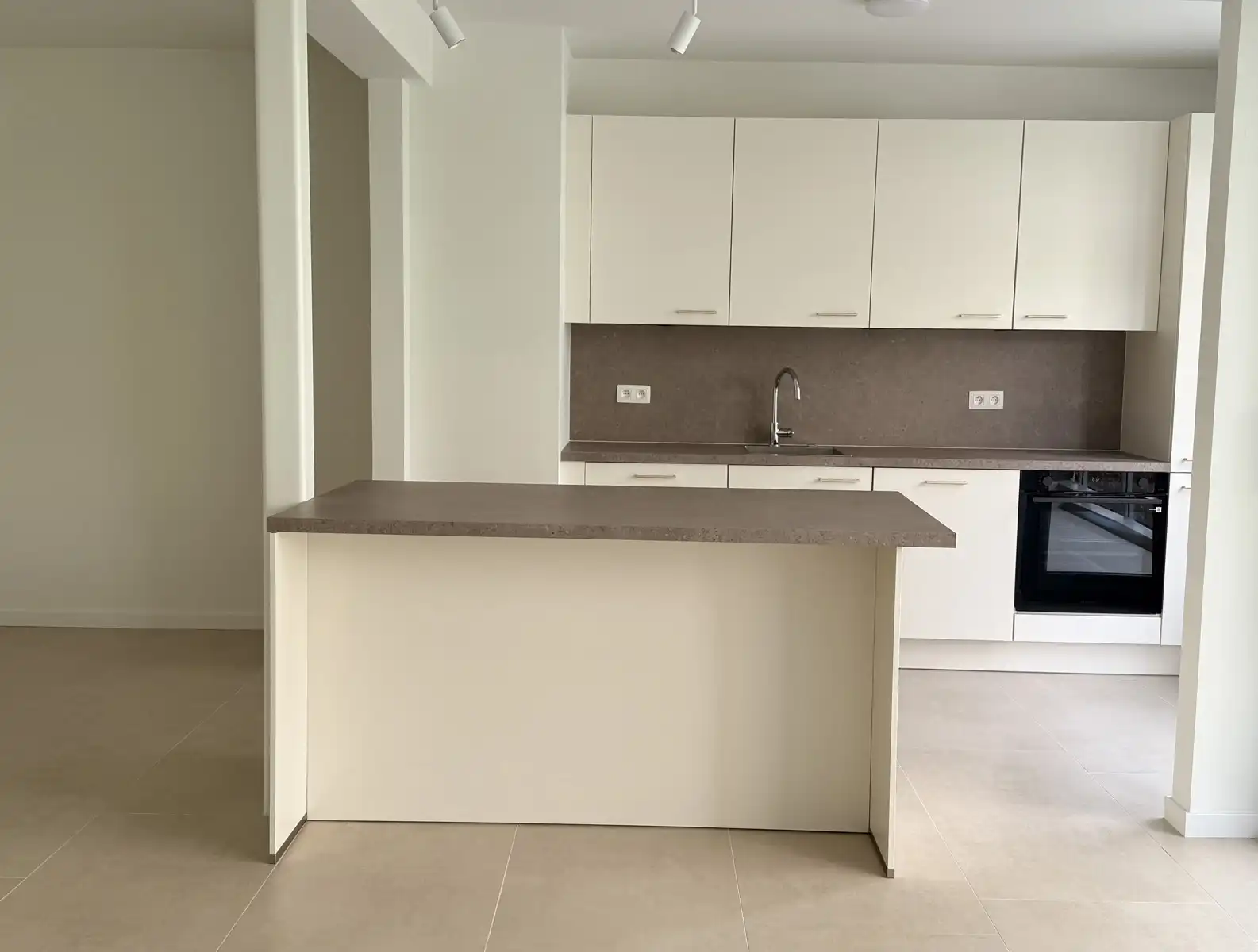 Berchem | Gerenoveerd 2 slpk app + terras  foto 4