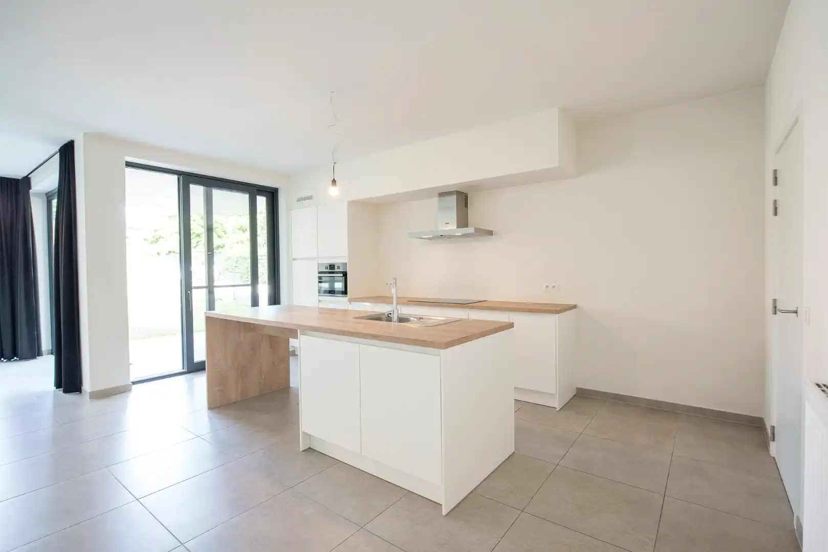 Prachtig gelijkvloers appartement van 147m² te Sint-Eloois-Vijve met tuintje en overdekt terras.  foto 5