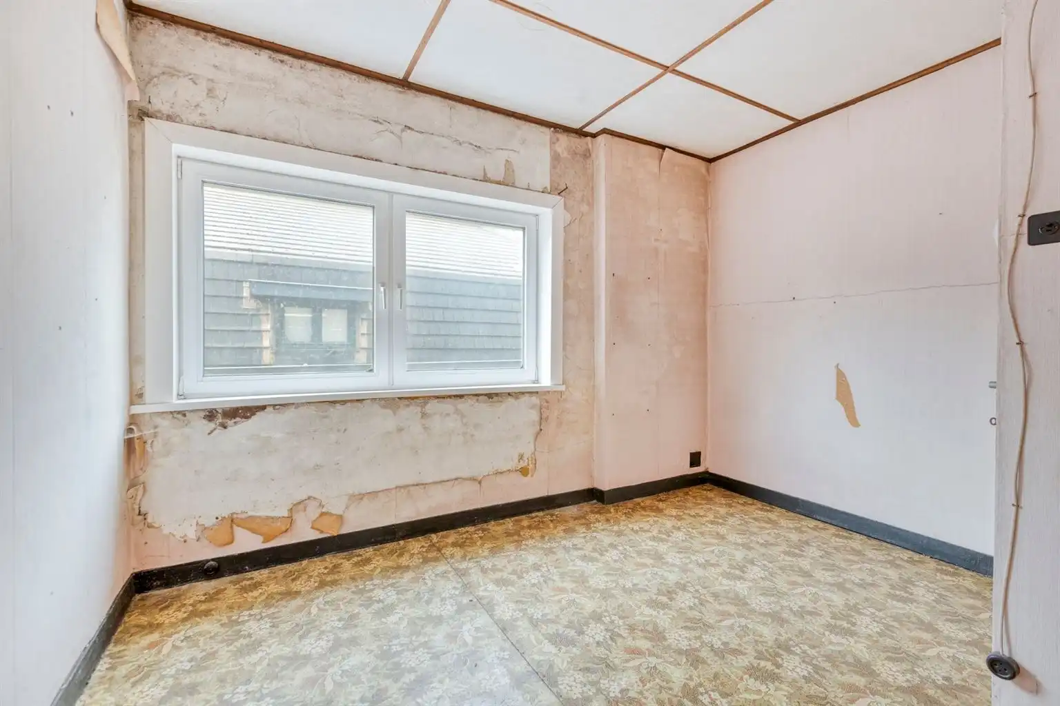 Karaktervol hoekpand met handelsruimte en ruime woning op een absolute topligging aan de Bosstraat in Maaseik.  foto 16
