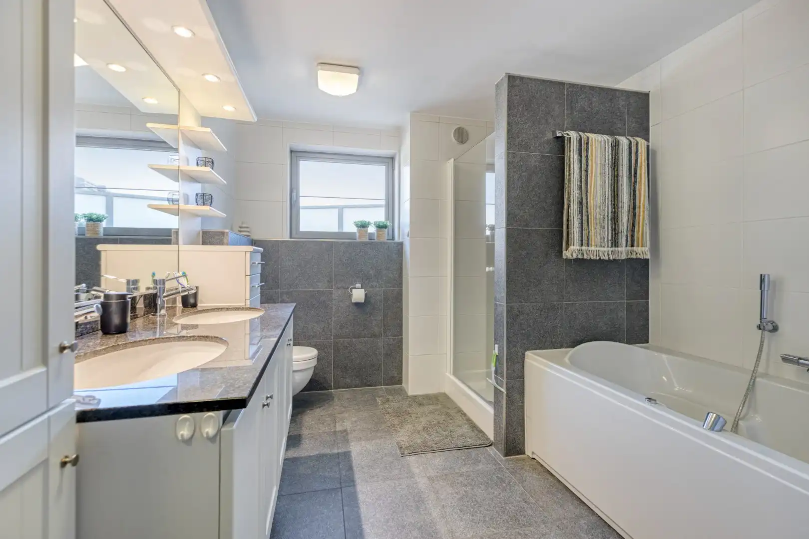 Ruim ingedeeld appartement met zonterrassen in het centrum. foto 25