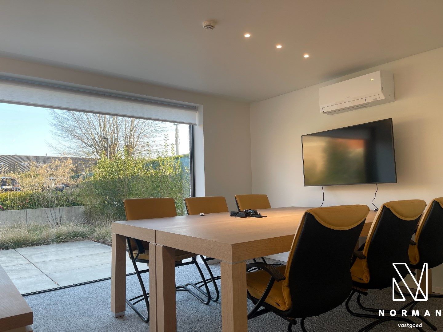 Te huur: Modern en volledig ingericht kantoor – 233 m² in Kuurne foto 2
