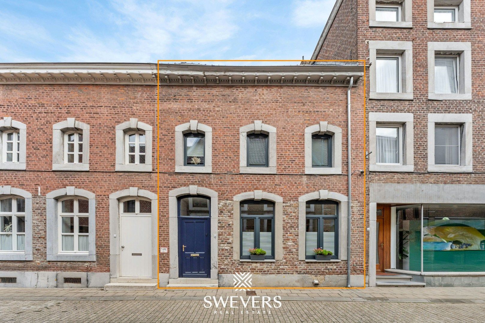Karaktervolle rijwoning met 3 slpks en stadstuin te Borgloon foto {{pictureIndex}}