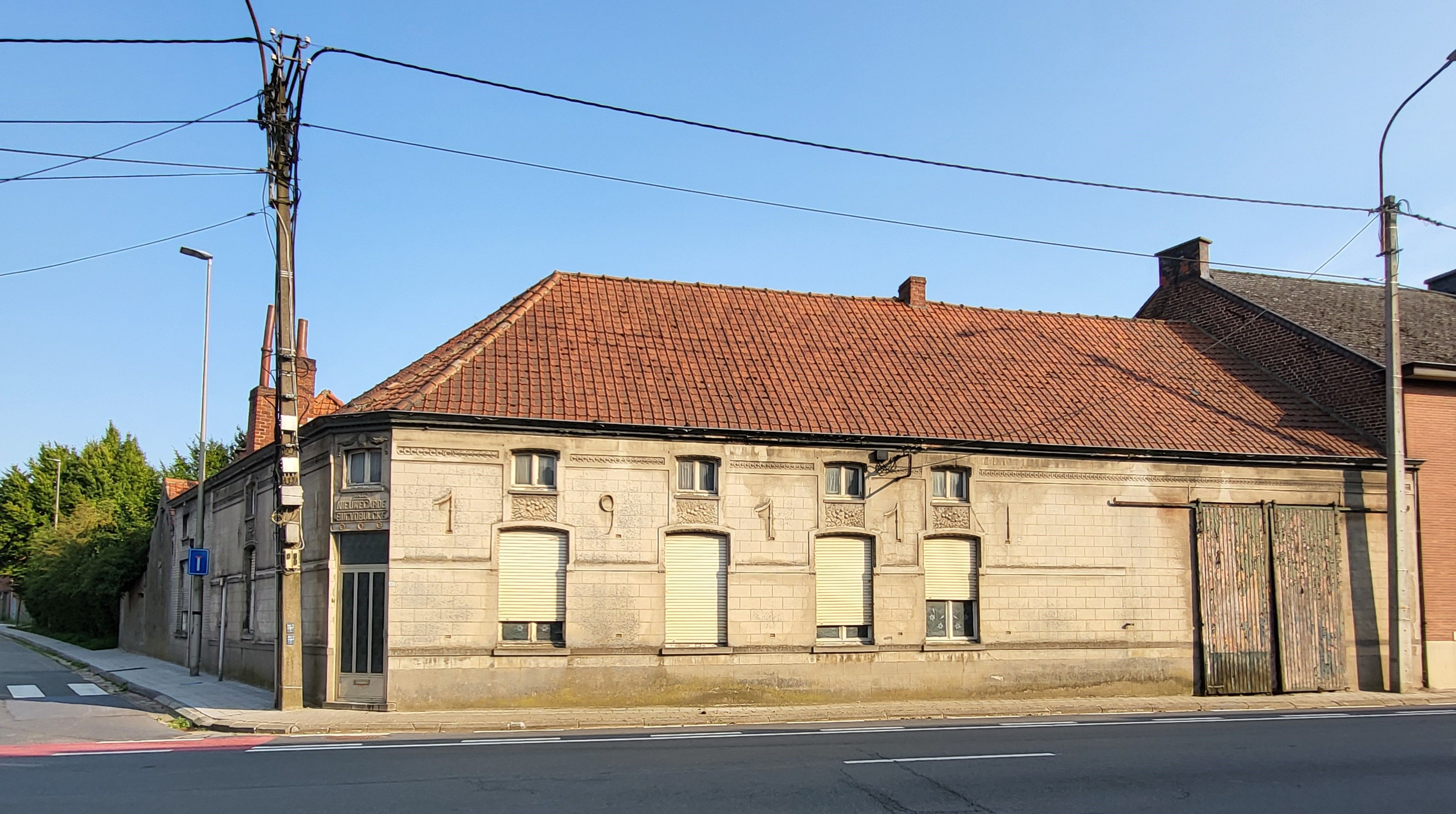 Hoofdfoto van de publicatie: Prachtig te renoveren burgerwoning op 318m² met ruime garage en stalling.