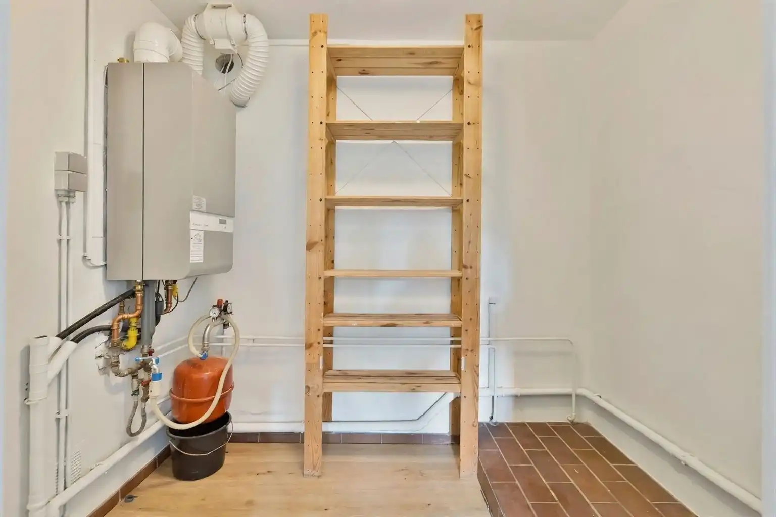Recent gerenoveerd, ruim en lichtrijk 2-slaapkamerappartement in hartje Maaseik.  foto 17