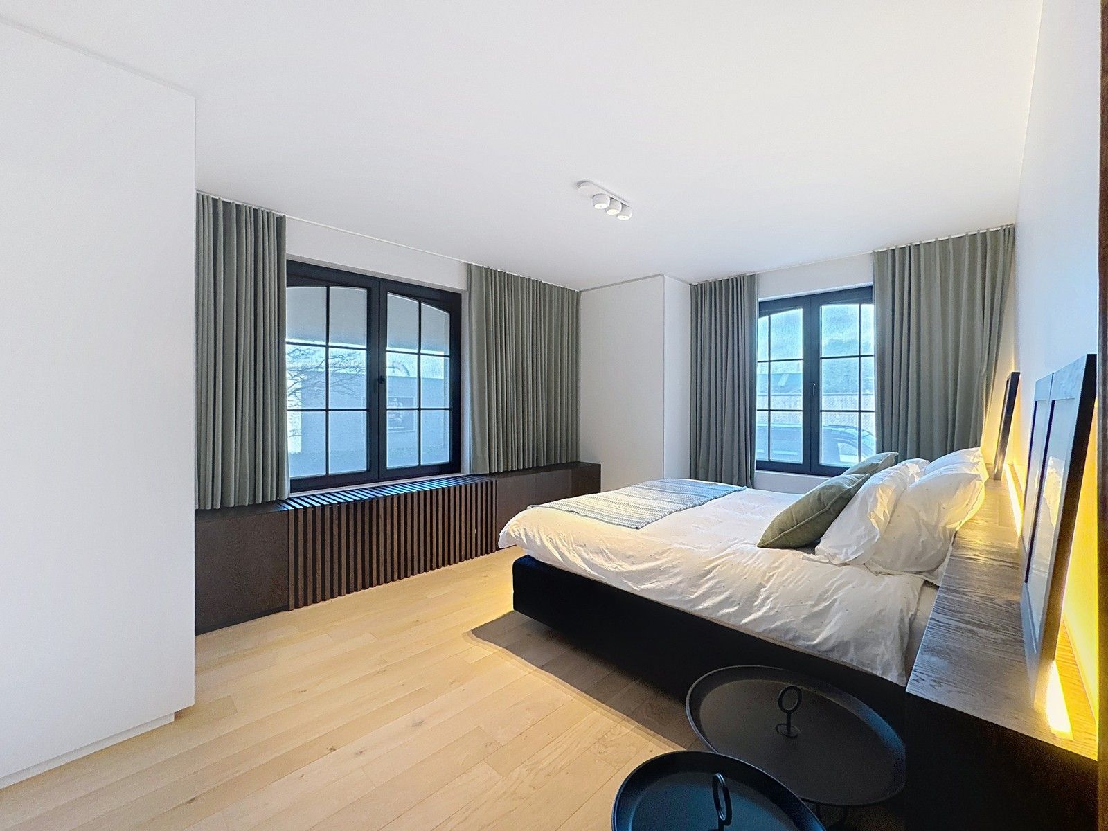 Instapklaar, luxueus afgewerkte VILLA (5 slpkms, dubbele garage, ...) met BIJGEBOUWEN (stallingen en bergplaats). Grondopp.: 2.814m2 + Optioneel : braakliggend stuk industriegrond. foto 18