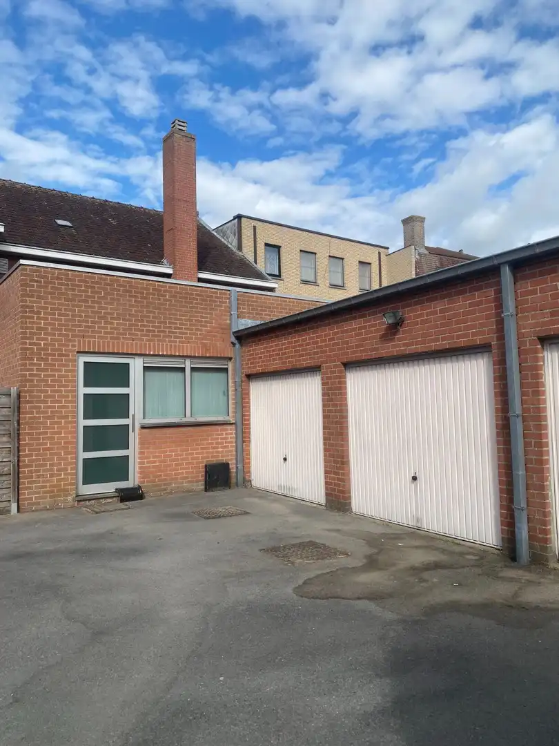 Handelshuis met uitzonderlijk veel ruimte voor kantoor, praktijk of commerciële activiteiten en een ruime bovenliggende woonst in Adegem-dorp foto 16