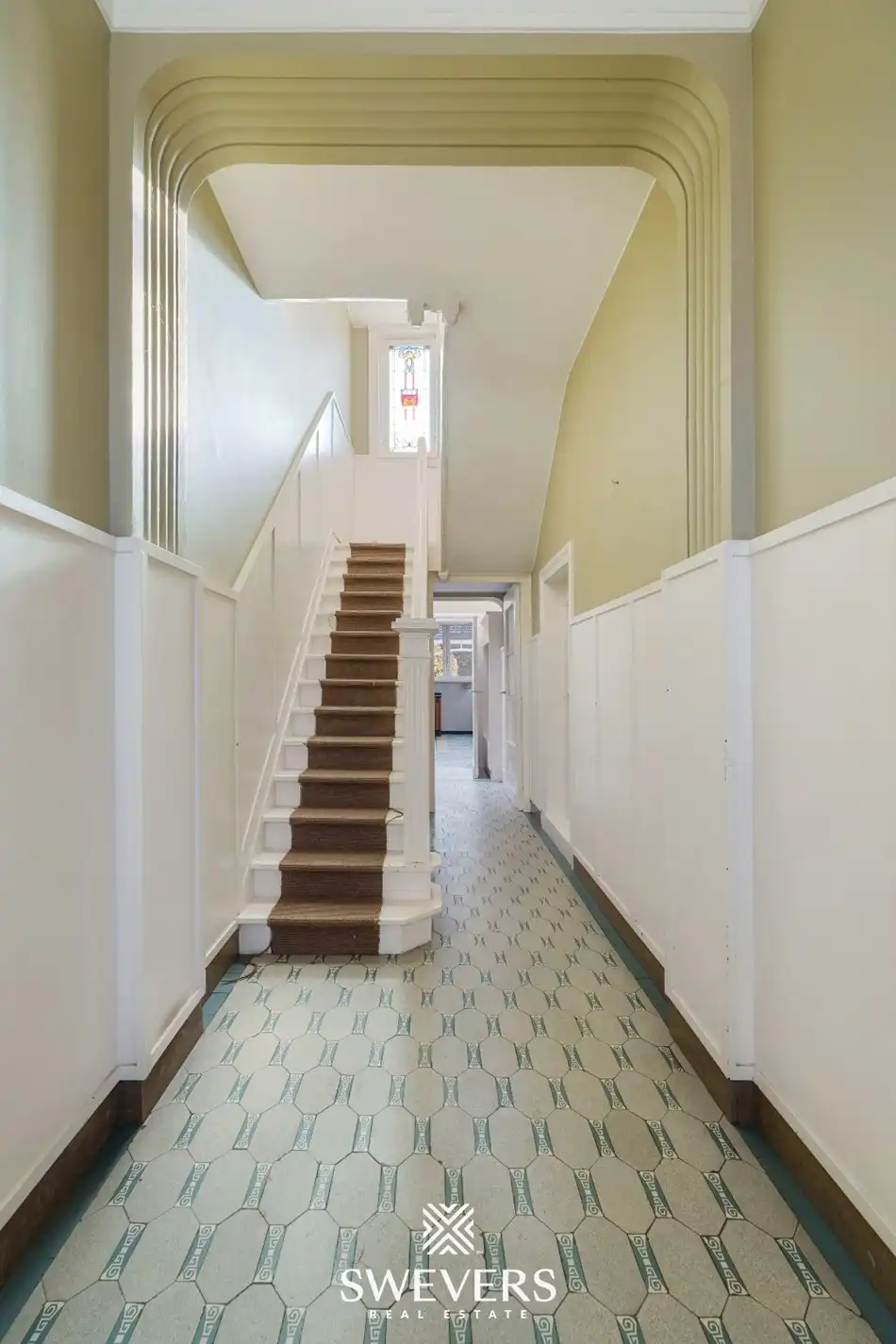 Karaktervol herenhuis met 6 slaapkamers, 2 badkamers en tuintje in Mol foto 3