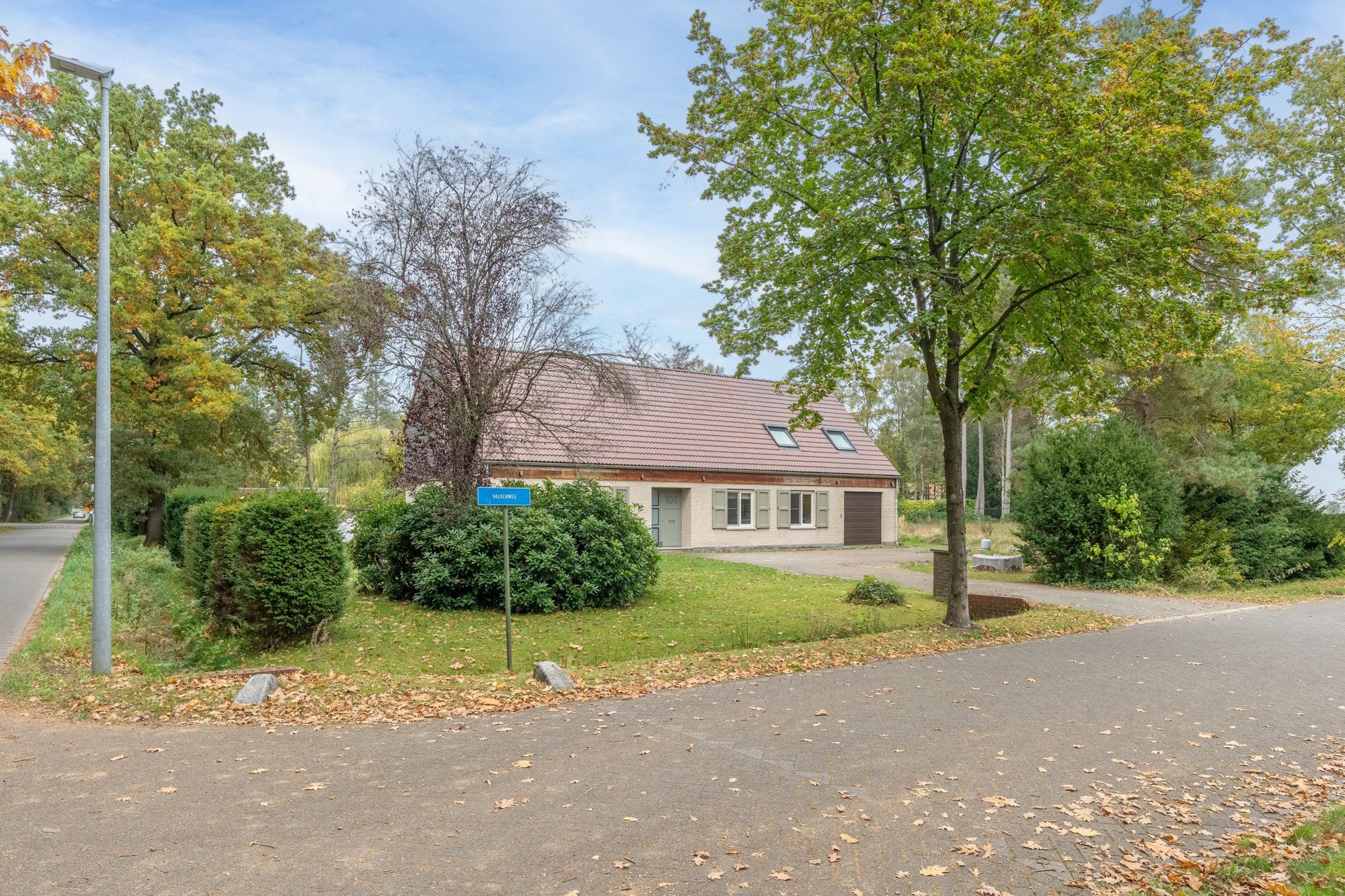 Ruime villa met 5/6 slpks op een perceel van 1.765 m²  foto {{pictureIndex}}