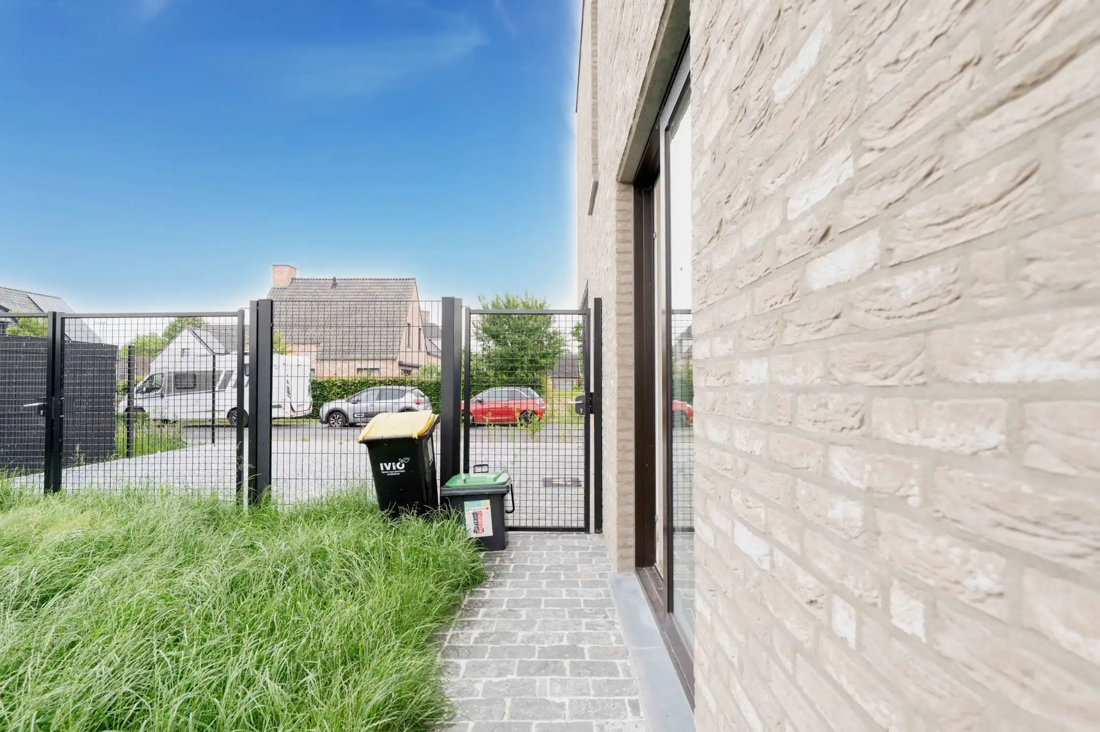 Halfopen moderne woning met zonnige tuin foto 12