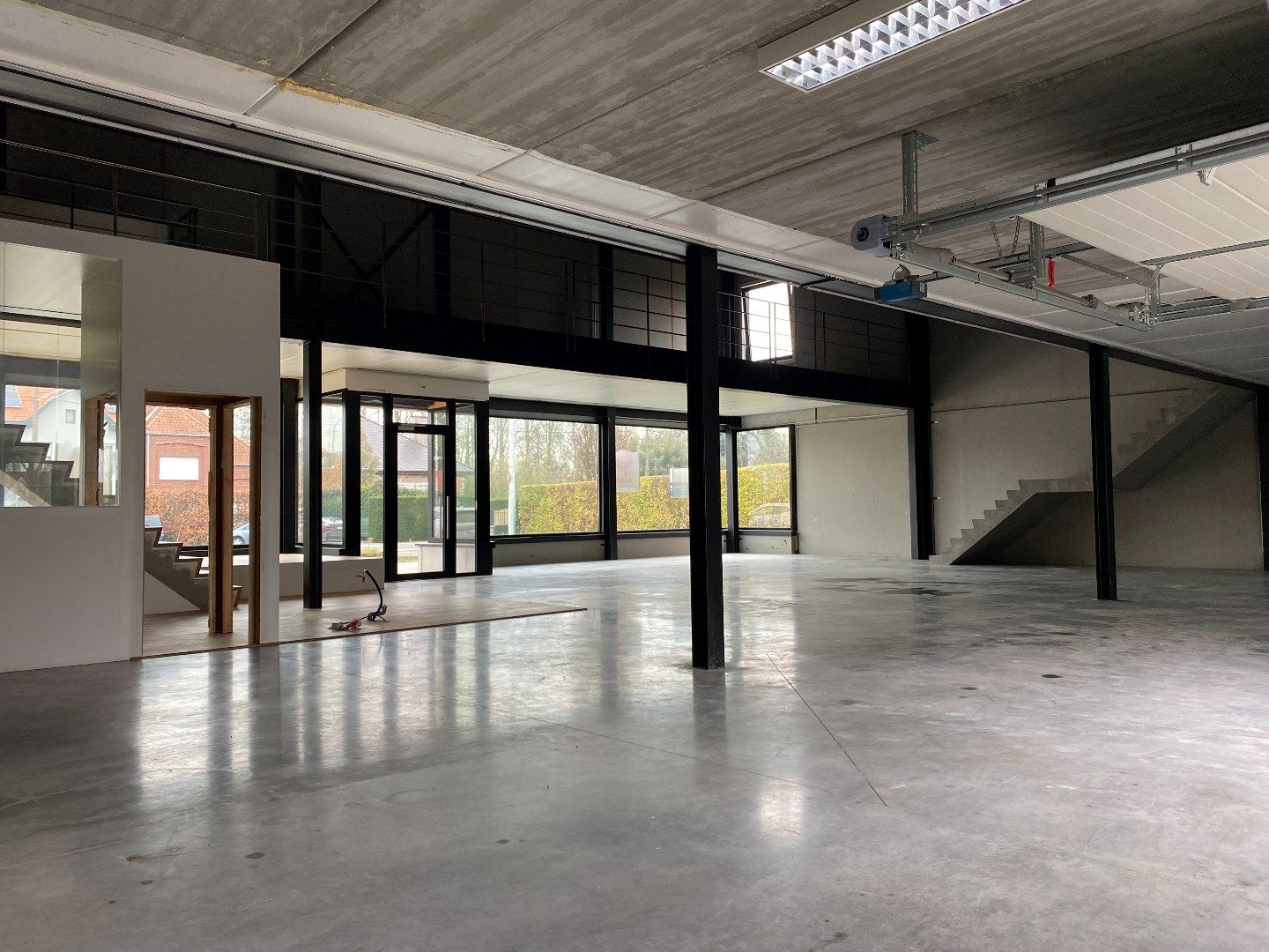 Baanwinkel / showroom op commerciële ligging met grote visibiliteit foto 2