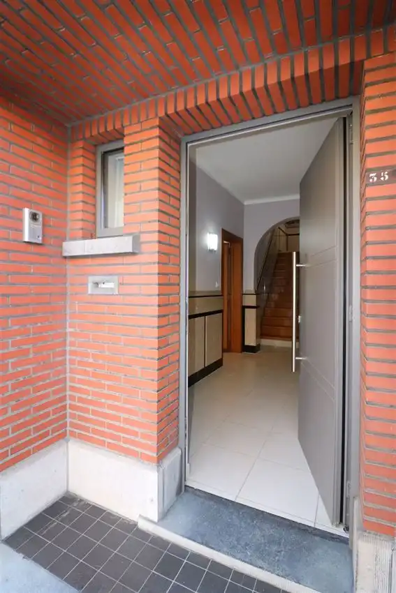 Ruime woning met drie slaapkamers en gezellige koer foto 2