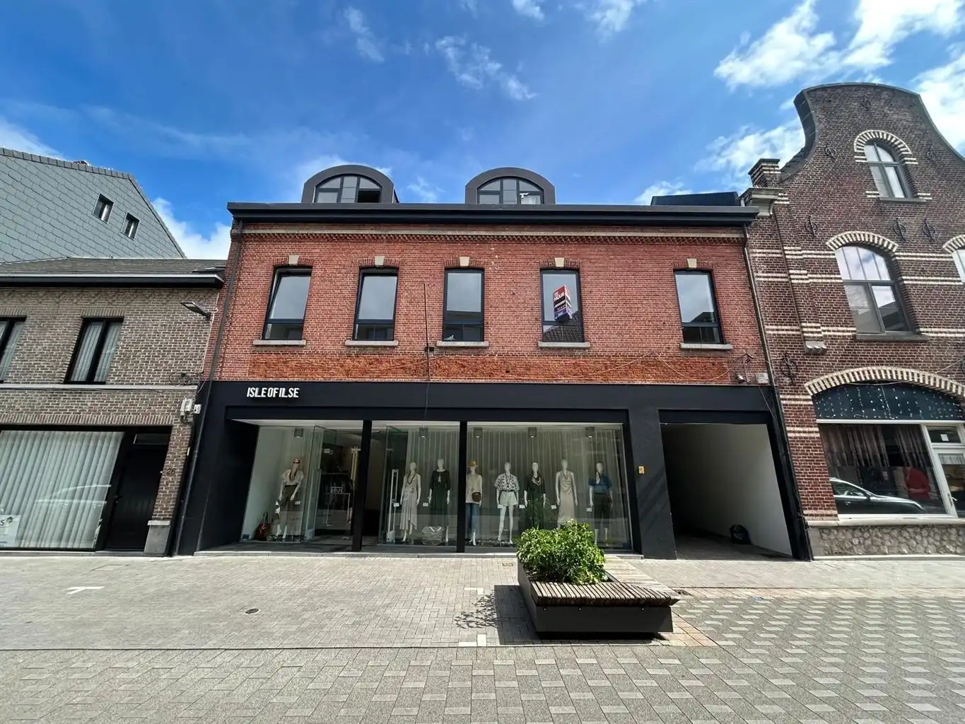 Zeer ruim 2-slaapkamer appartement met groot terras in het centrum van Bree.  foto 13