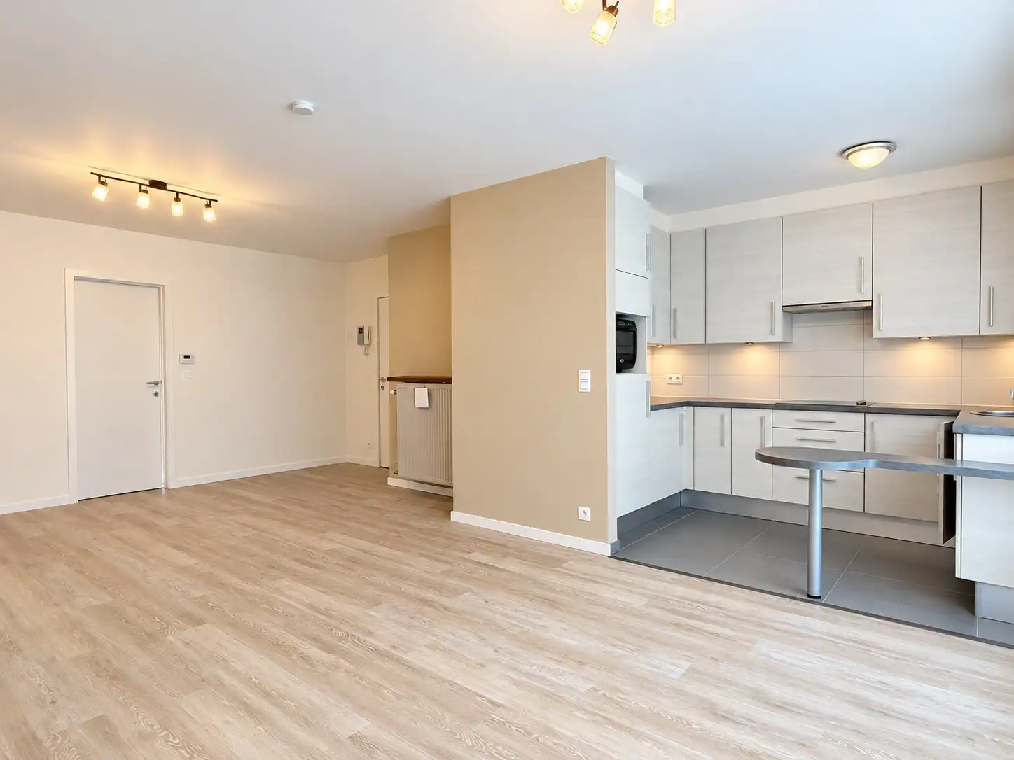 Gelijkvloers appartement met 2 kamers te Heist centrum foto {{pictureIndex}}