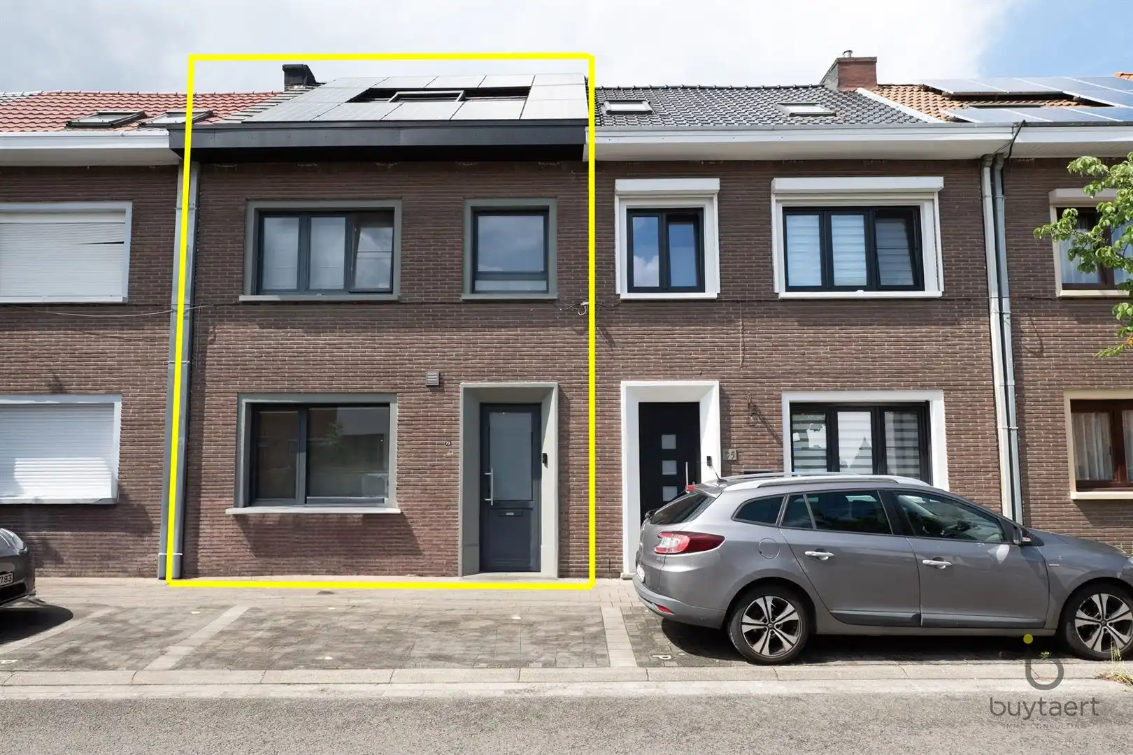 INSTAPKLARE CENTRAAL GELEGEN RIJWONING MET DRIE SLAAPKAMERS EN GEZELLIG TUINTJE! foto {{pictureIndex}}