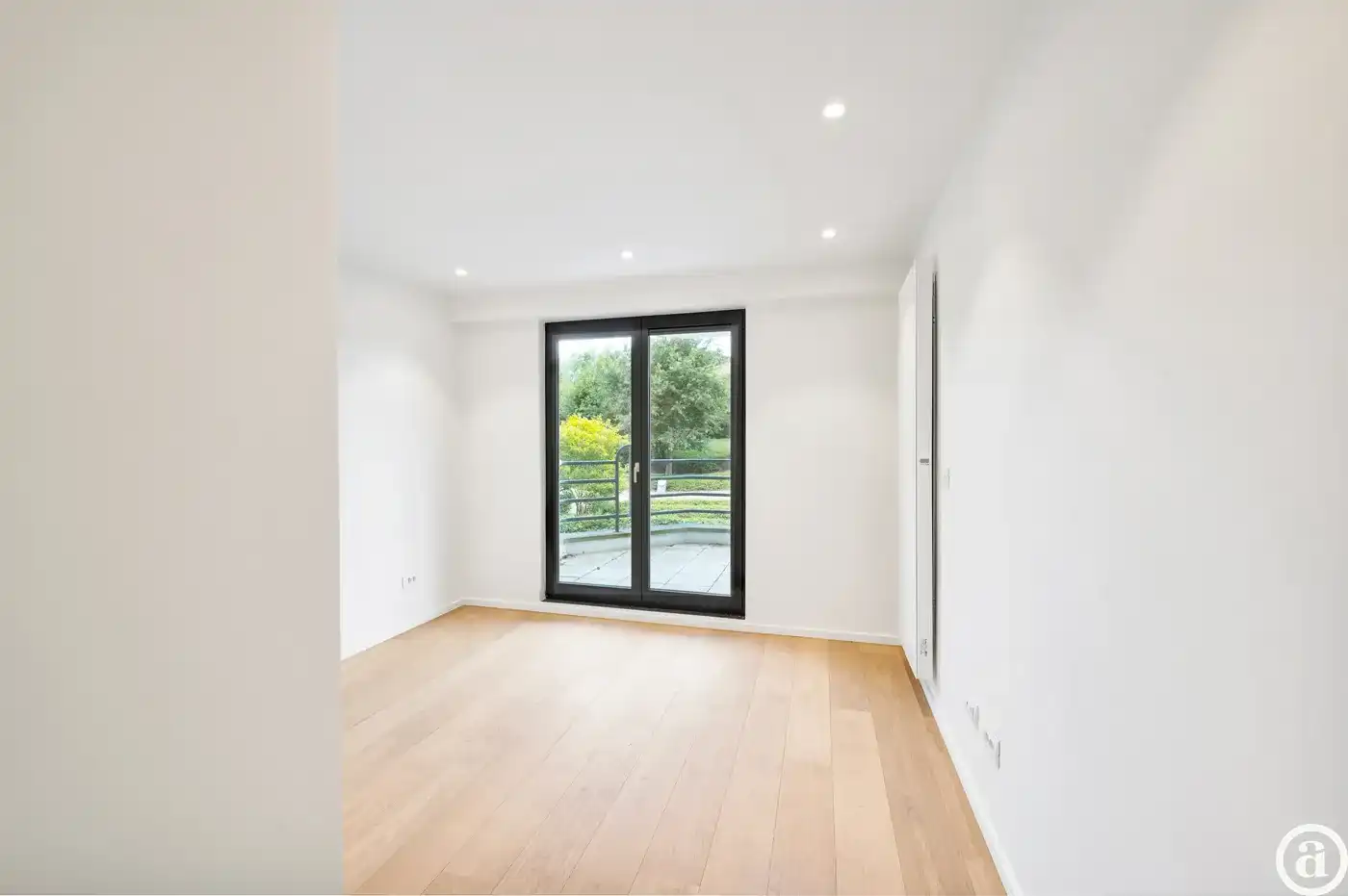 Zonovergoten tuin appartement met groot terras en prachtige tuin gelegen in het exclusieve domein Tennis Gardens. foto 17
