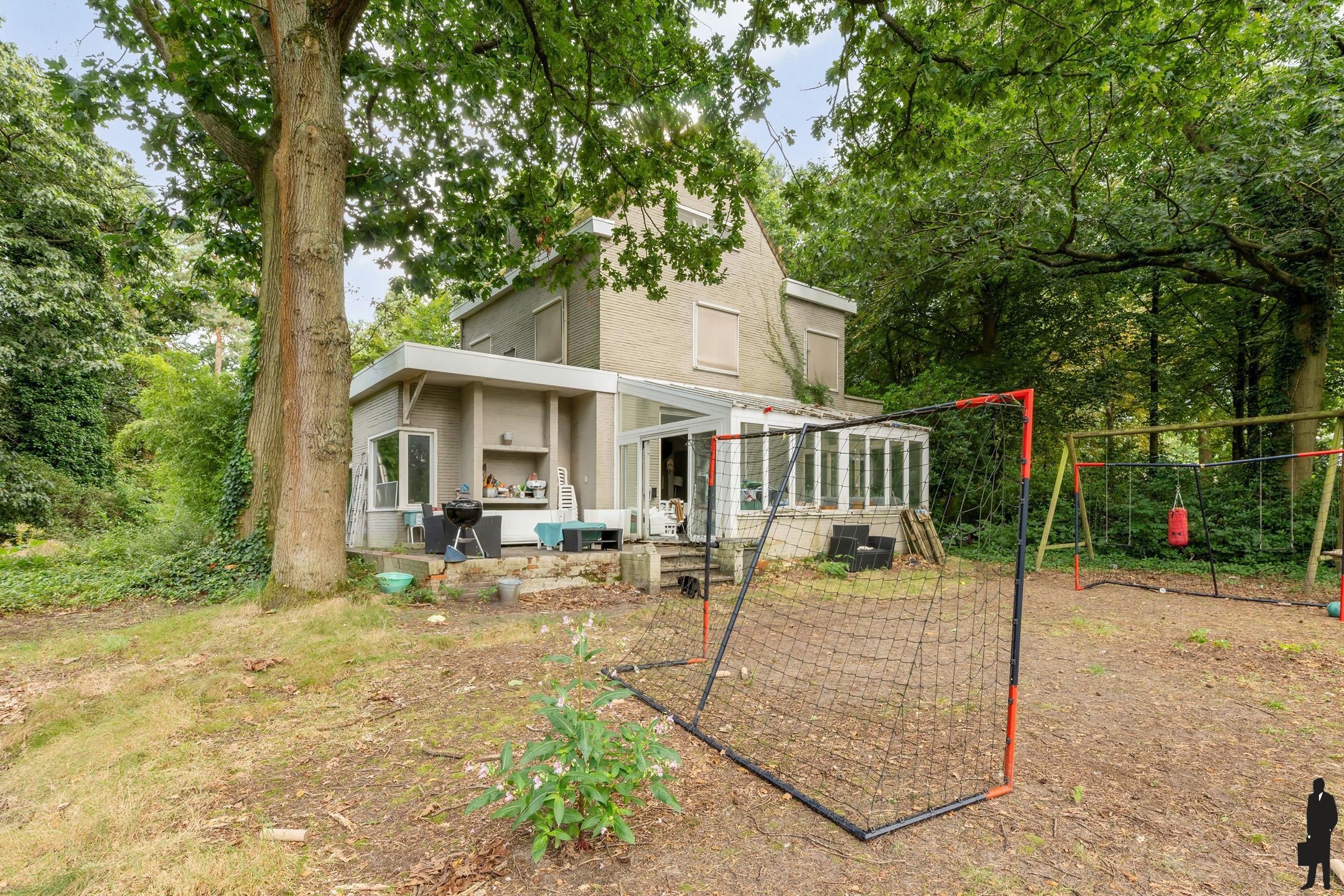 In 'Koningshof' gelegen - te renoveren - karaktervolle villa op een hoekperceel van ca. 2898m² welke volledige privacy garandeert. foto 18