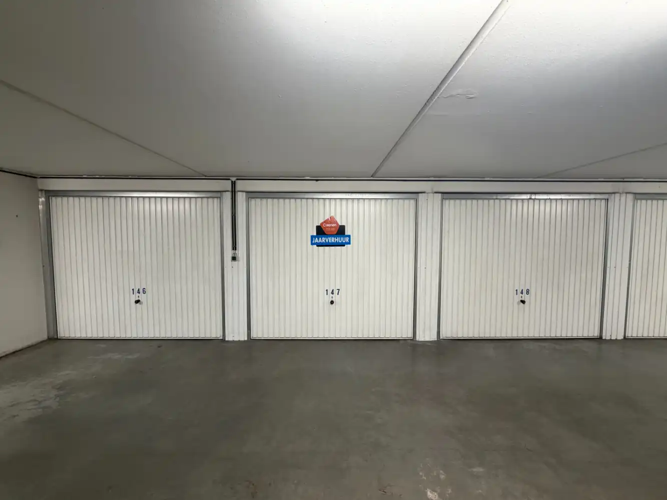 Ruime gesloten garagebox foto 4