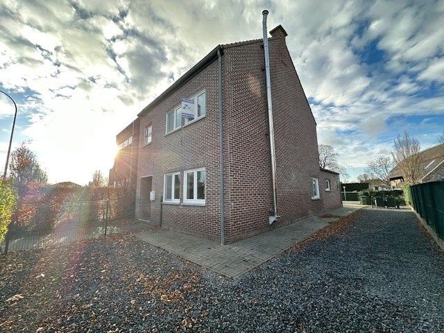 Een nette, comfortabele  gezinswoning met 3 slaapkamers, garage en tuin. foto 3