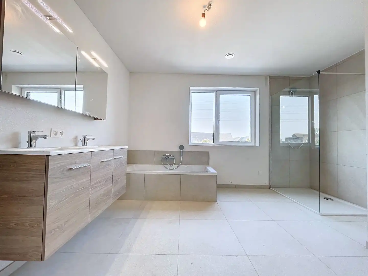 Recnte woning met 3 slaapkamers en parkeerplaats foto 4