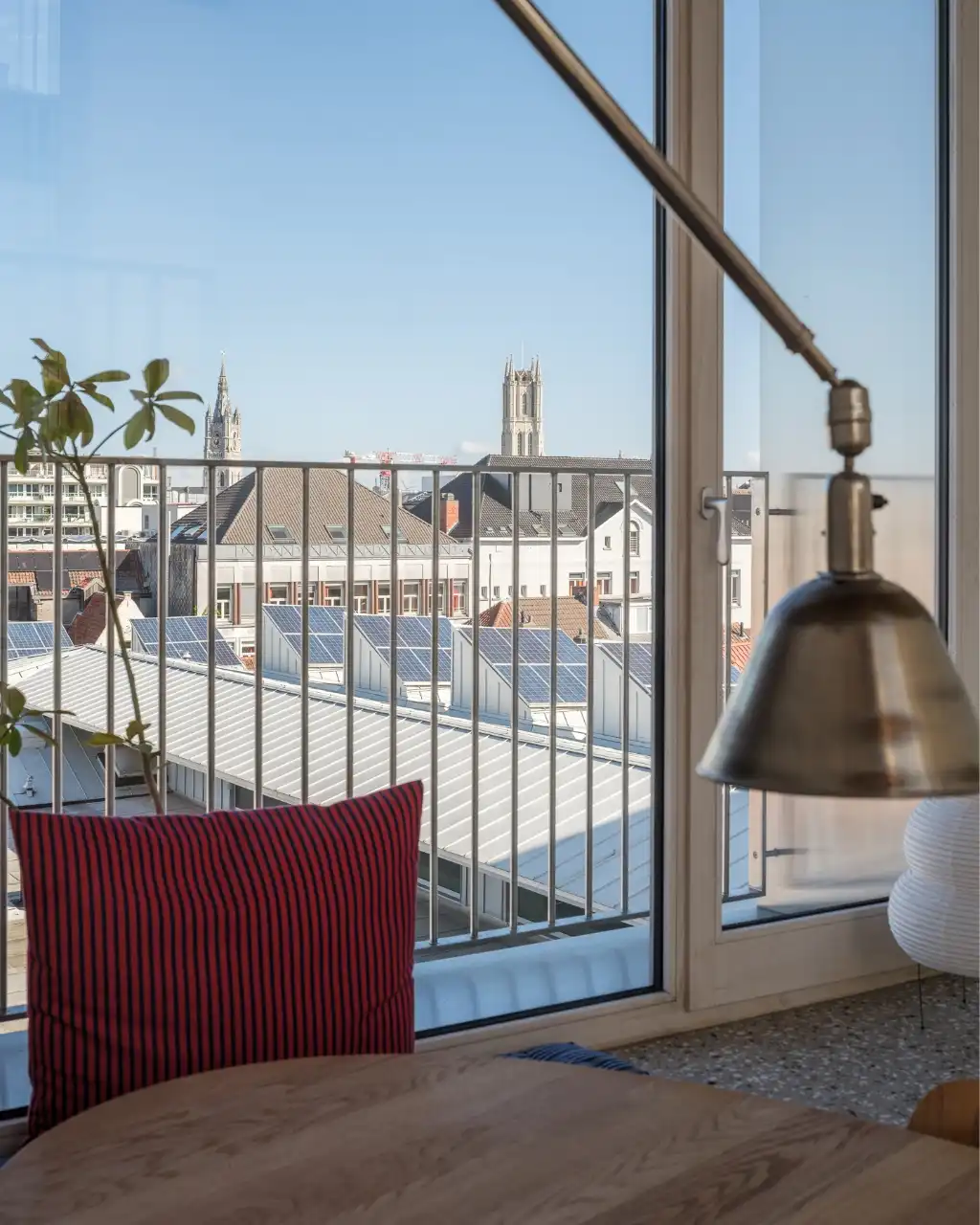 Architectuur, centrum Gent – Genereuze split-level woning met bijzondere ruimtelijkheden, dakterras, en achterliggende polyvalente praktijkruimte. foto 13