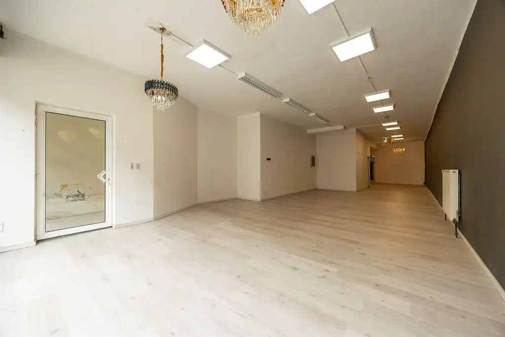 Ruime Handelsgelijkvloers met grote visibiliteit foto {{pictureIndex}}