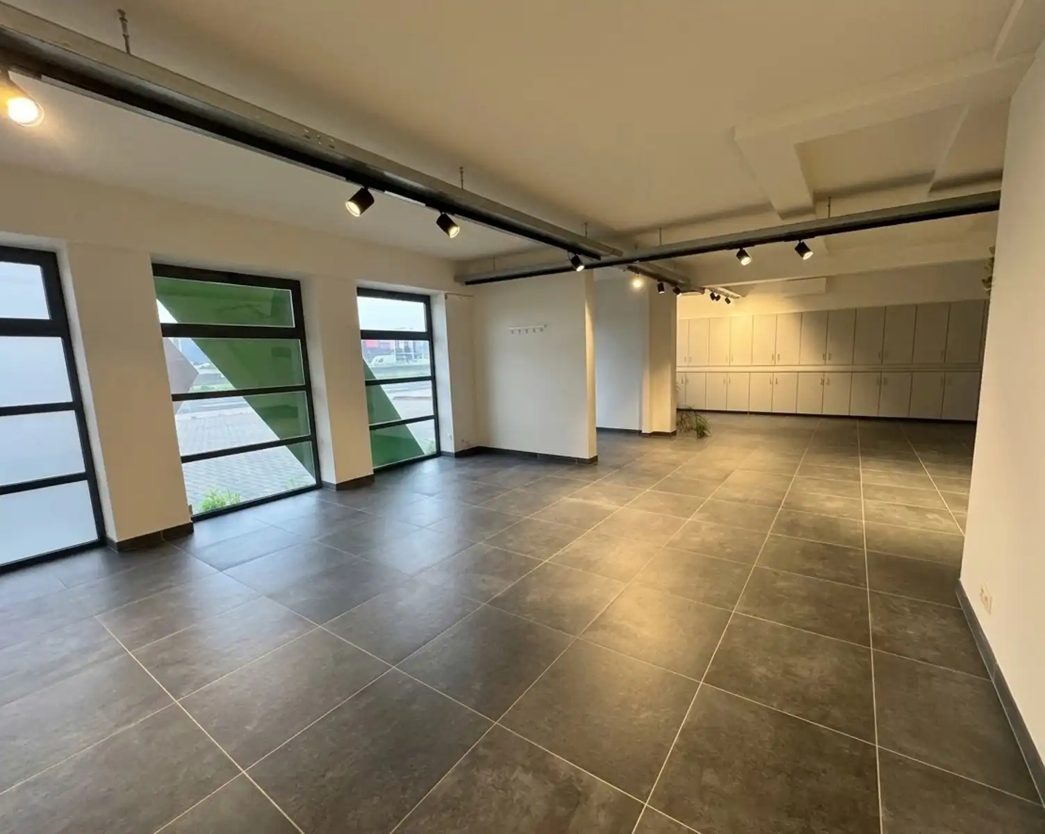 Showroom/Kantoren te huur incl. 15 parkeerplaatsen en opslag foto 2