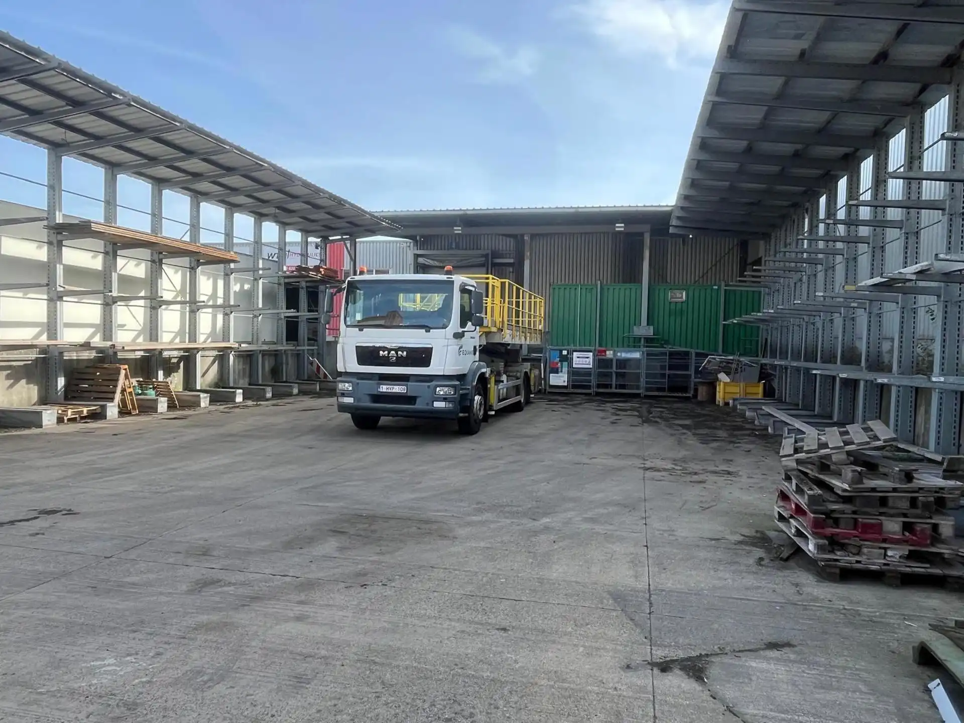 Magazijn ca.2.700m² met los- en laadzone te Merksem. foto 14