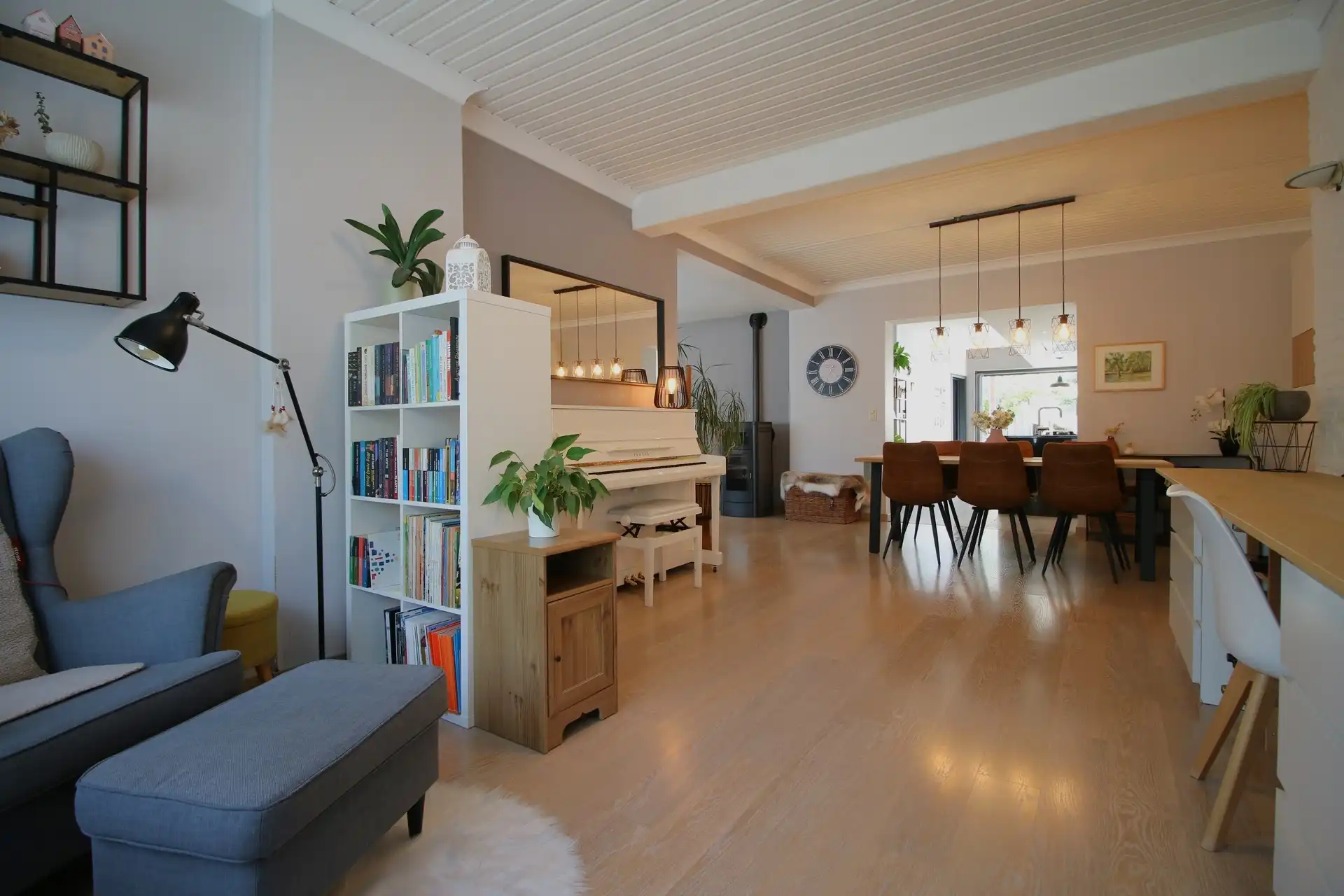 Instapklare gerenoveerde woning met 4 slpks. en aparte garage in doodlopende straat foto 5