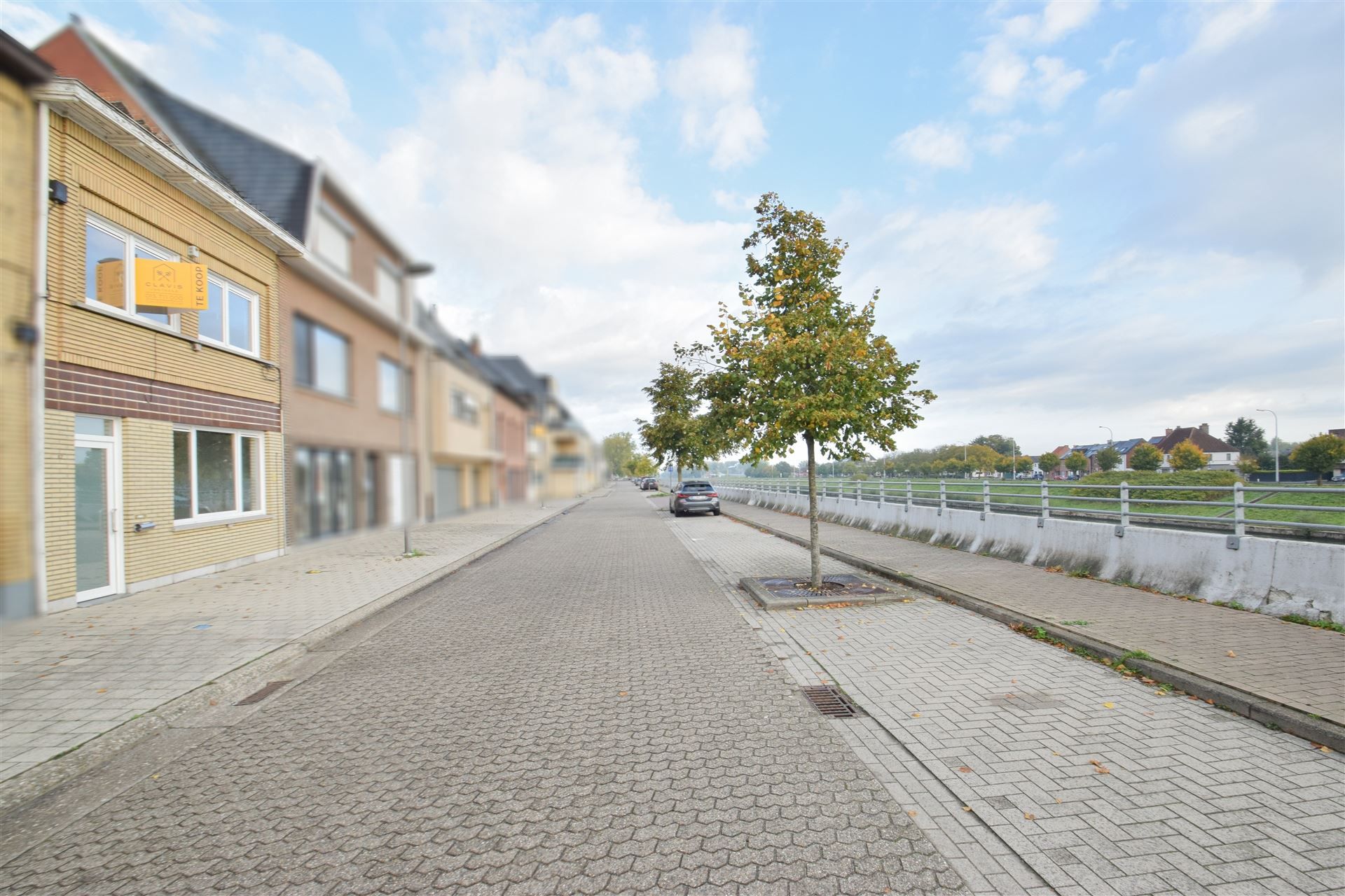 Op te frissen woning met stockagezolder aan de vaart. foto {{pictureIndex}}