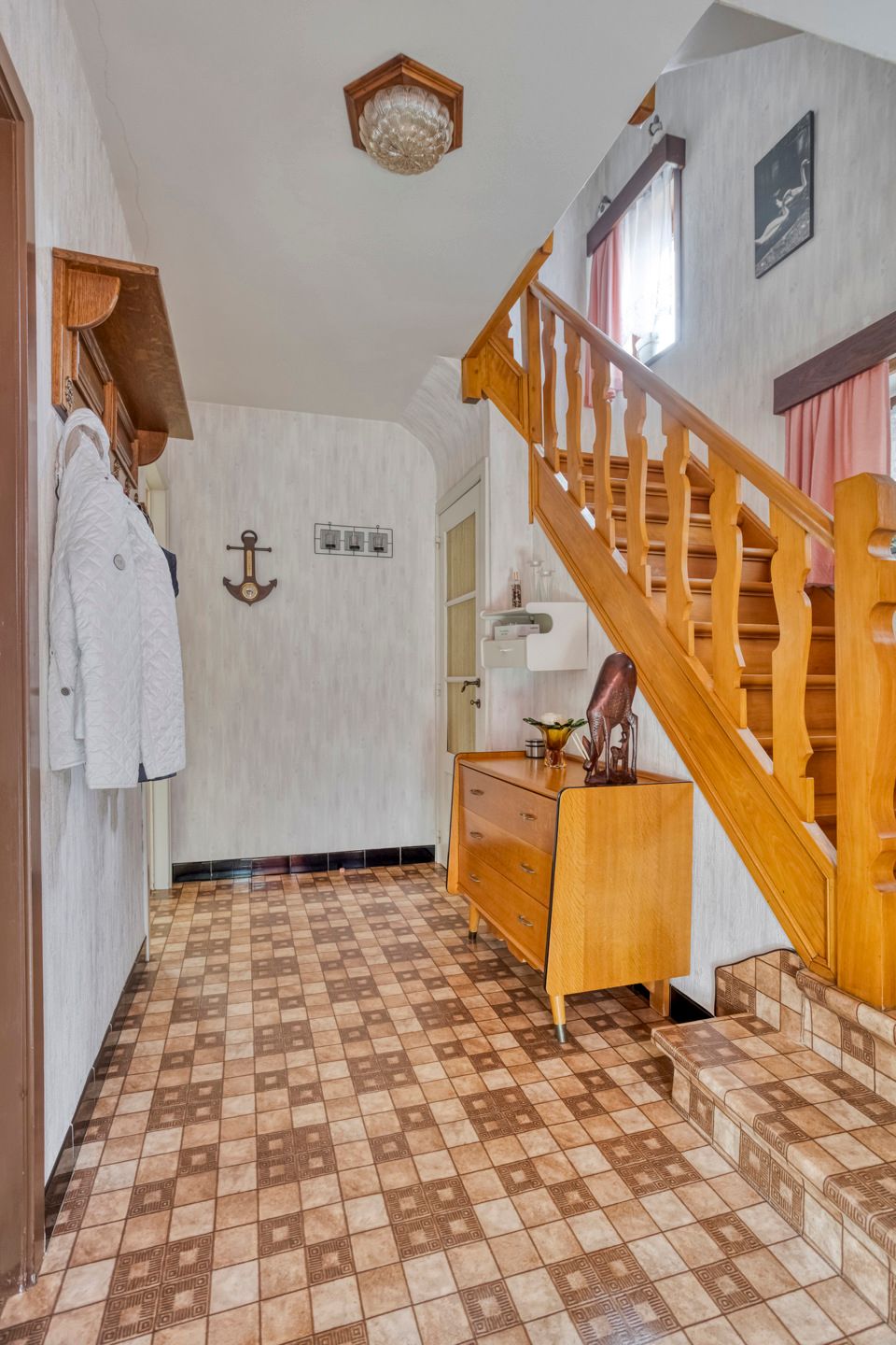 Ruime, op te frissen woning met vier slaapkamers foto 3