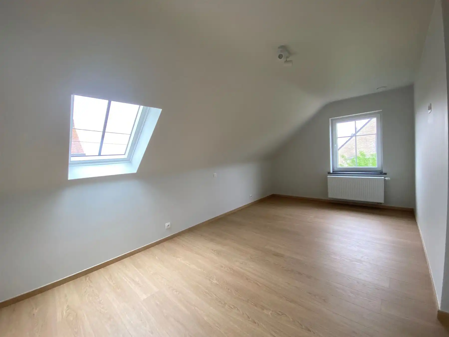 ruime halfopen bebouwing met drie slaapkamers foto 5