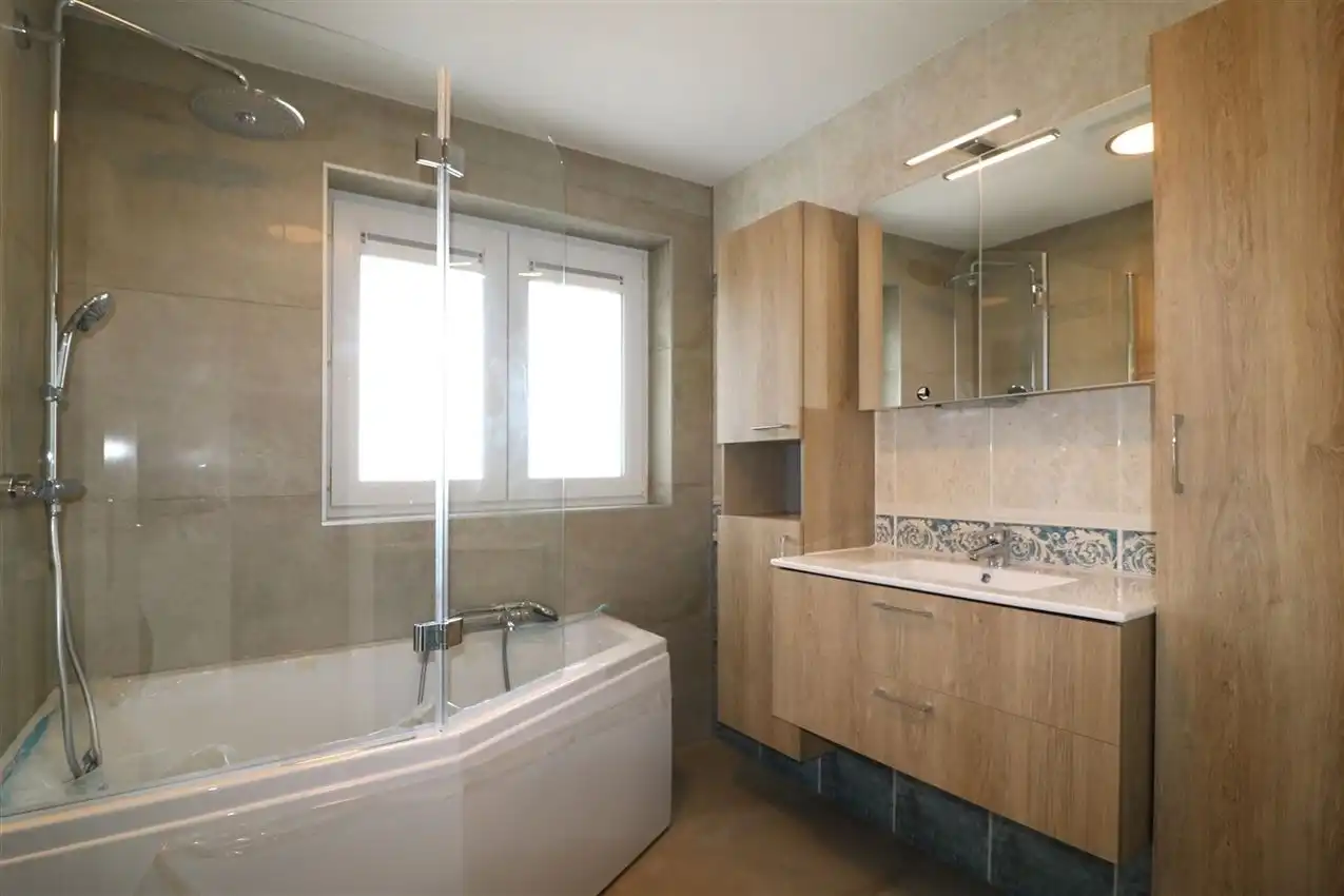 Appartement met 2 slpk., grote garage en terras, rustige ligging foto 19