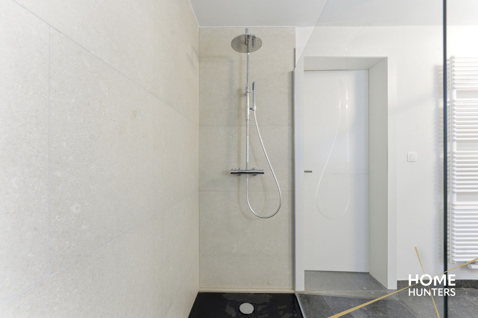 Ruim éénslaapkamer appartement met uniek zicht op het astridpark en de Sint Maartens Kathedraal te Ieper foto 18