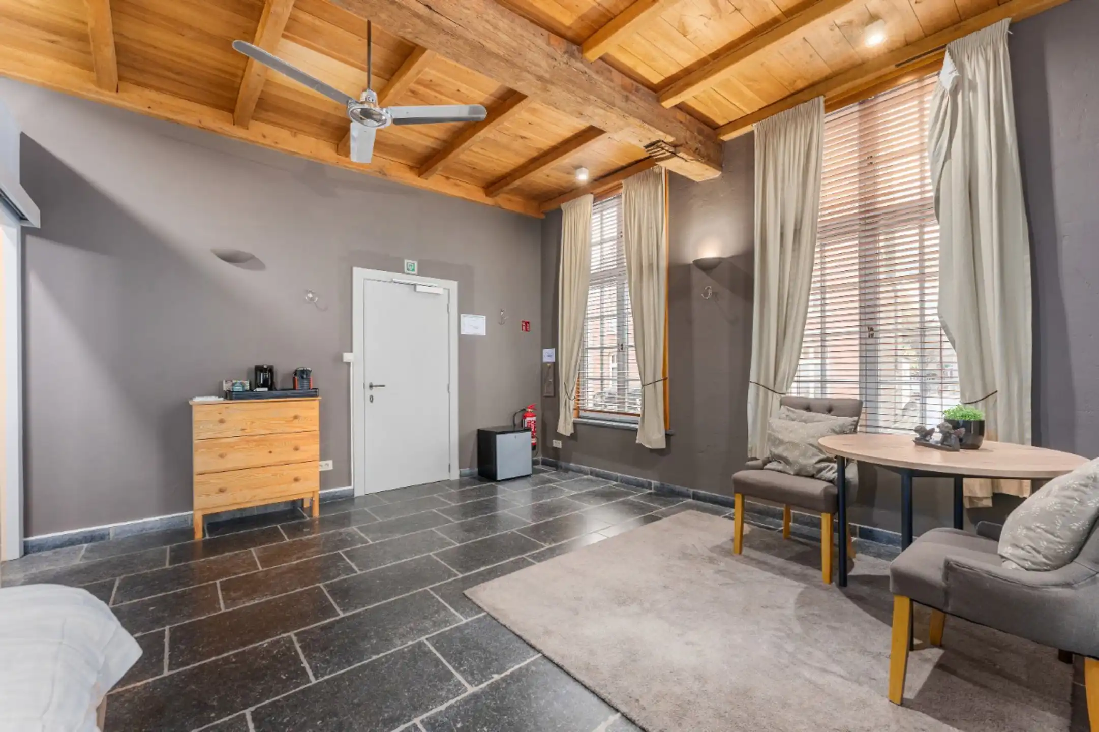 Zeer ruime woning met 5 slaapkamers, veel potentieel. foto 5