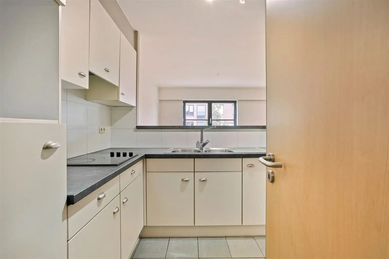 Gunstig gelegen duplex-appartement met inpandige garage en tuin foto 11