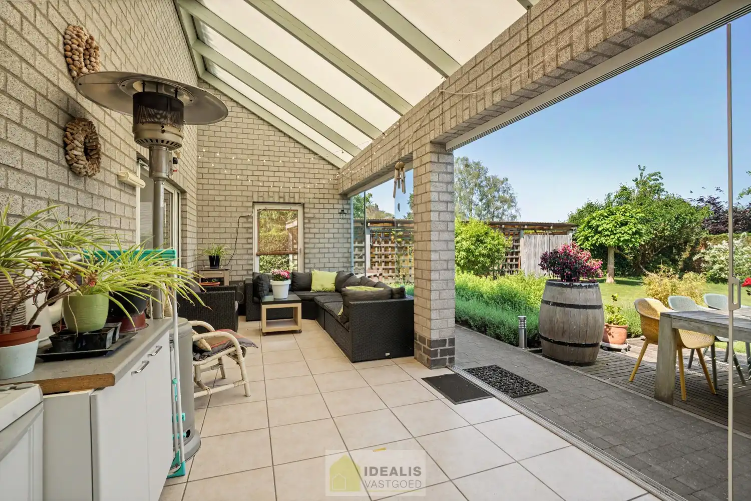 IDEALIS VASTGOED – ROYALE, INSTAPKLARE EN ZEER GOED ONDERHOUDEN GEZINSWONING OP EEN RUSTIG PERCEEL VAN 8A 44CA MET 4 KNAPPE SLAAPKAMERS, RUIME GOED UITGERUSTE BADKAMER, RECENT GERENOVEERDE KEUKEN, HEERLIJKE VERANDA EN VRIJSTAANDE CARPORT - De woning omvat maar liefst +- 225m² bewoonbare oppervlakte met een ruime lichtrijke woonkamer, uitgeruste recent gerenoveerde keuken, 4 slaapkamers, ruime badkamer voorzien van ligbad en inloopdouche, hobbykamer/werkplaats en vrijstaande carport met achterliggende fietsenberging. foto 24