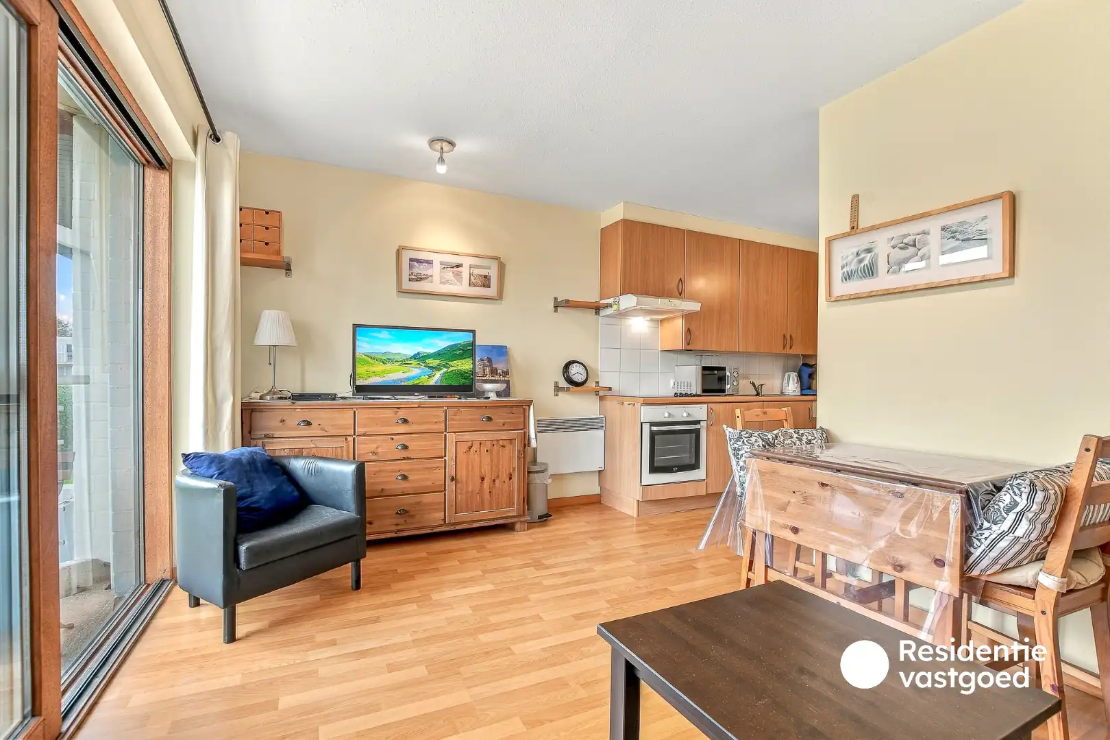 Instapklaar éénslaapkamerappartement met terras en zwembad te Bredene! foto 3