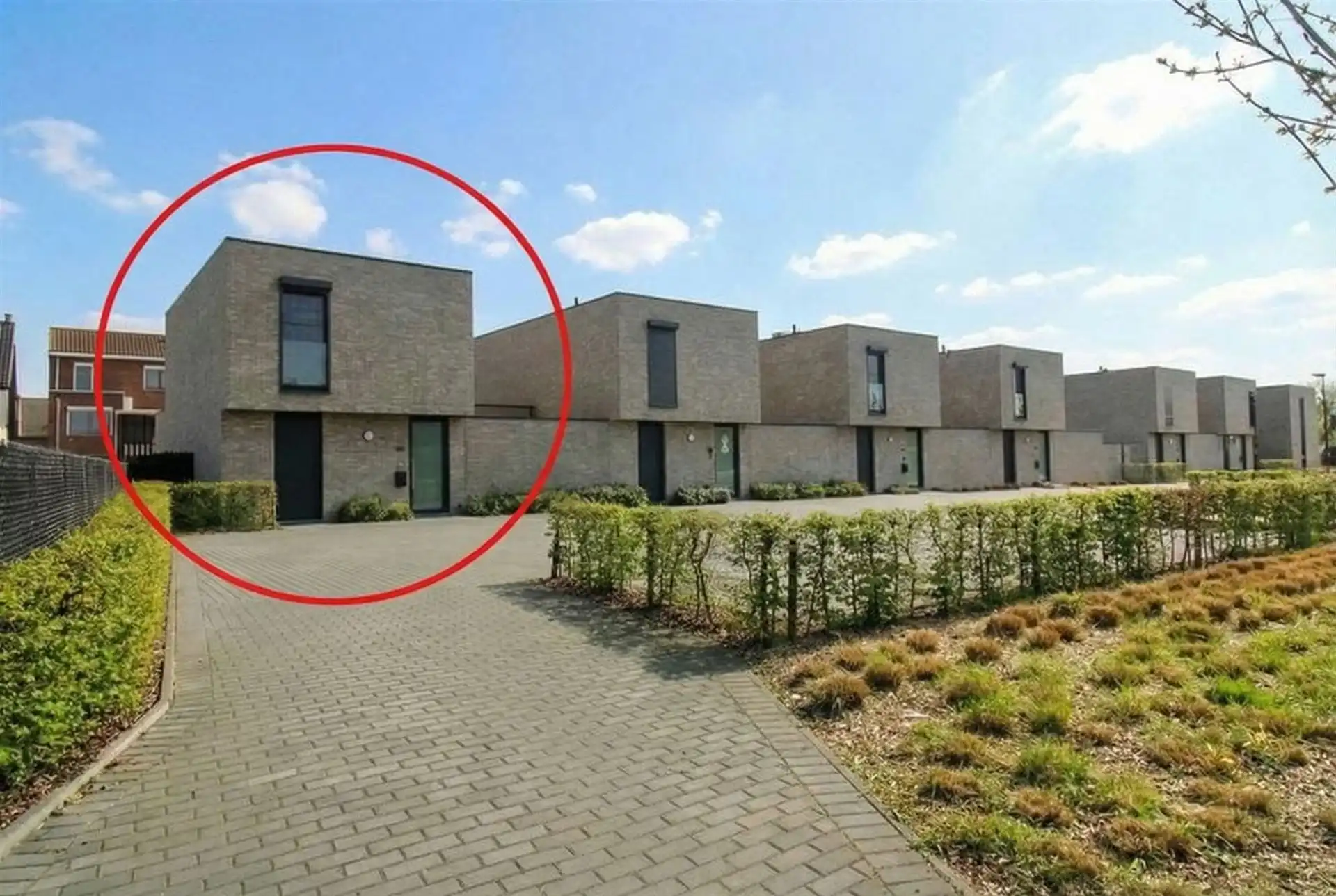 Instapklare patiowoning met 3 slaapkamers en 2 autostaanplaatsen in het rustige Uikhoven/Maasmechelen! foto {{pictureIndex}}