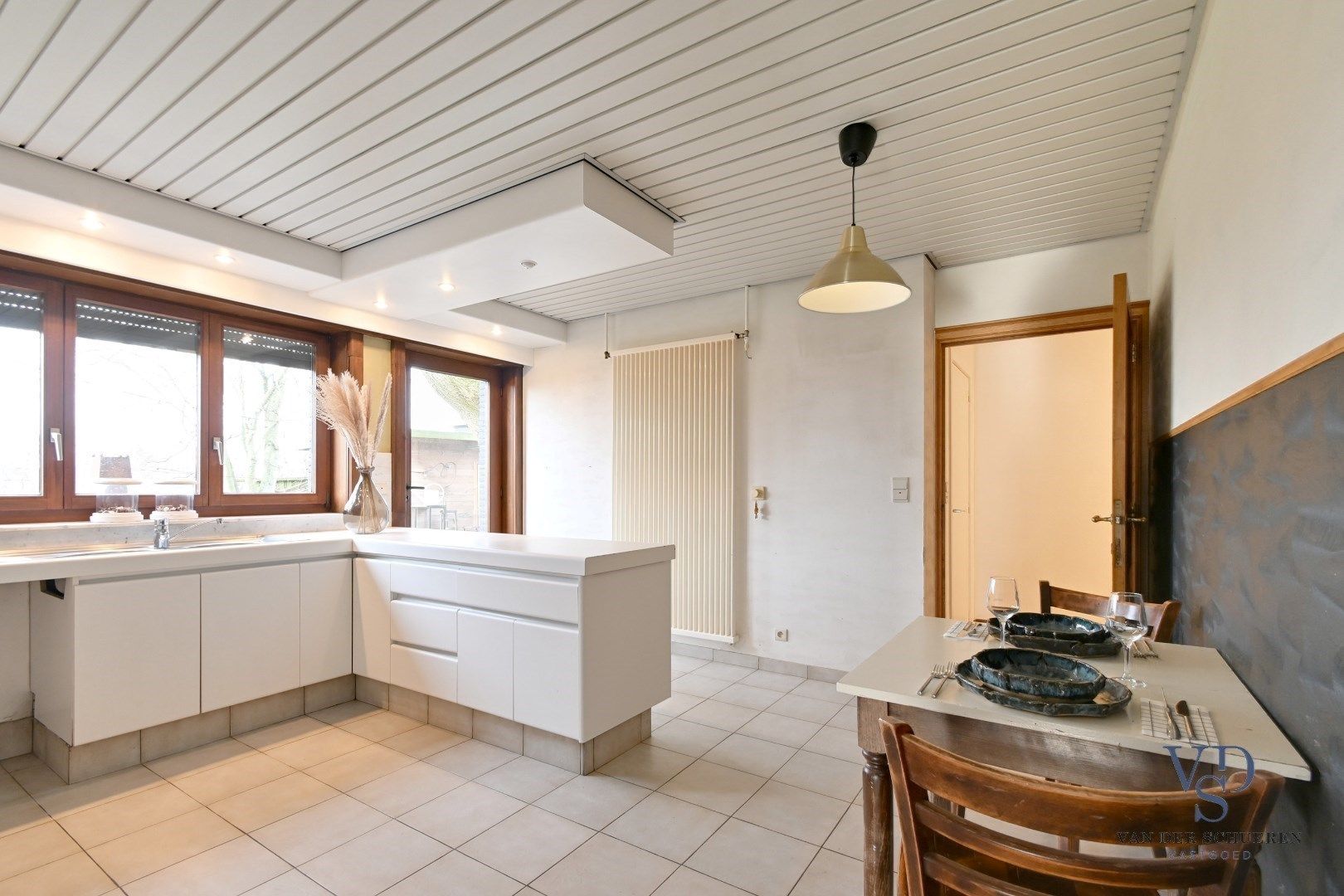 Ruime bungalow met bijgebouwen in Meilegem. foto 7