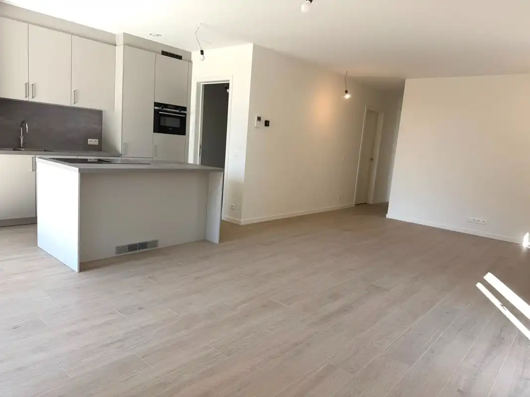 Instapklaar nieuwbouwappartement met 2 slaapkamers, heerlijke lichtinval & zalig terras - ondergrondse parking + berging. foto 11