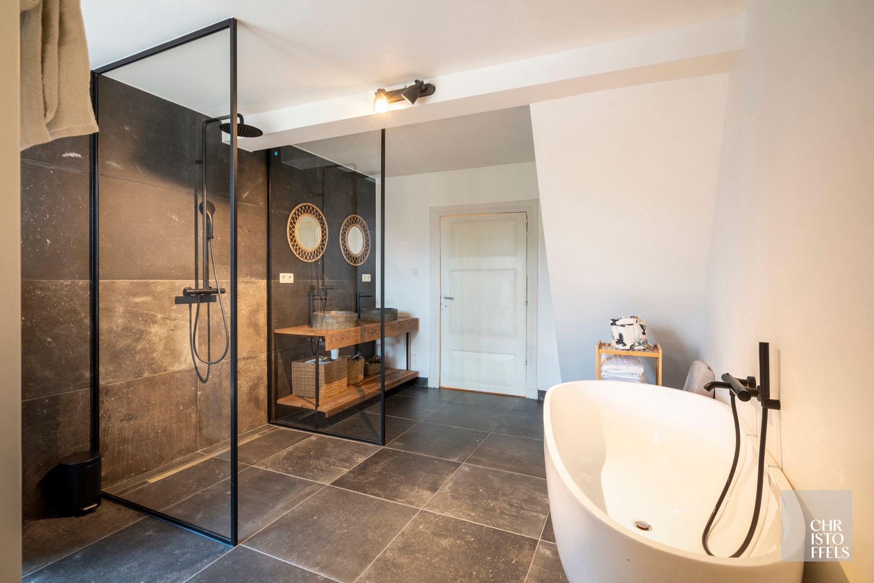 Kwalitatief gerenoveerde hoeve met 413 m² woonbeleving!  foto 3