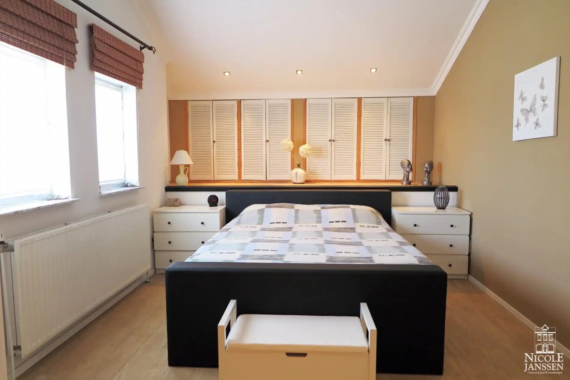 Praktisch split-level huis met mooi aangelegde tuin, zwembad en inpandige garage foto 18