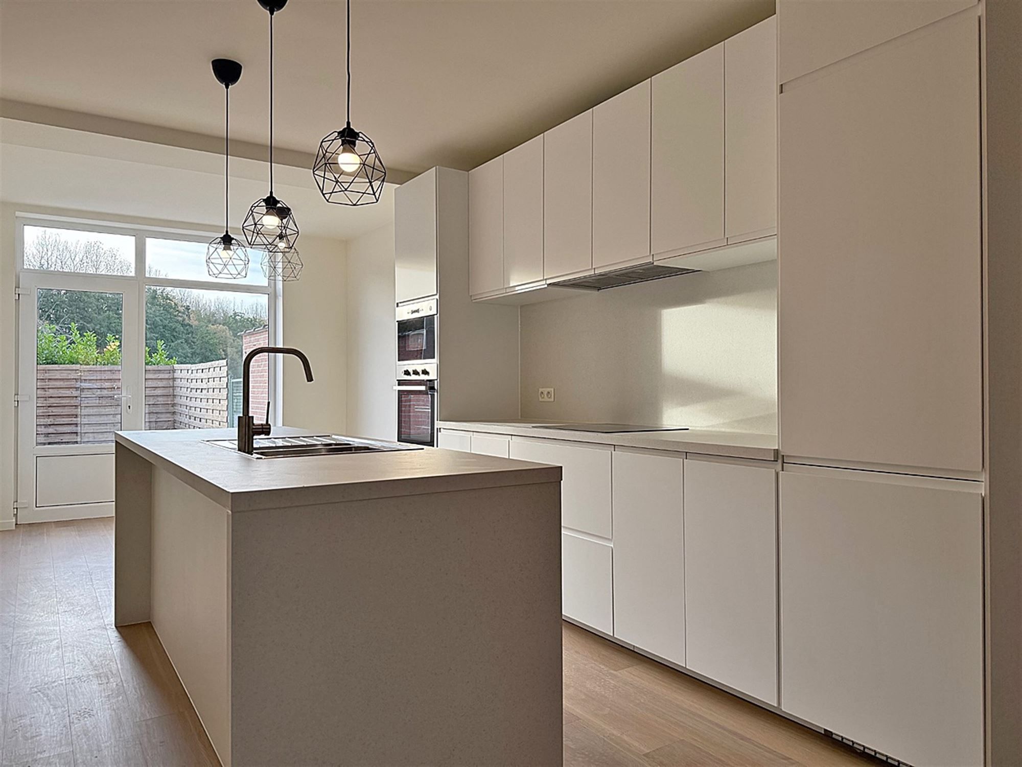 Instapklare vernieuwde (starters)WONING met 2 slaapkamers, terras, kelder & staanplaats  foto 3