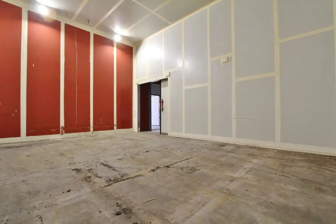 Ruime stockageruimte met frigoloodsen foto 23