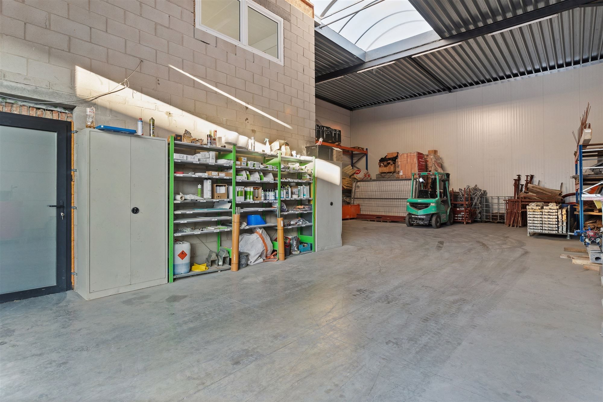 KMO-UNIT VAN 207 M2 MET BUREEL VAN 35M2 OP UITERST CENTRALE EN SNEL TOEGANKELIJKE LOCATIE TE HAM foto 3