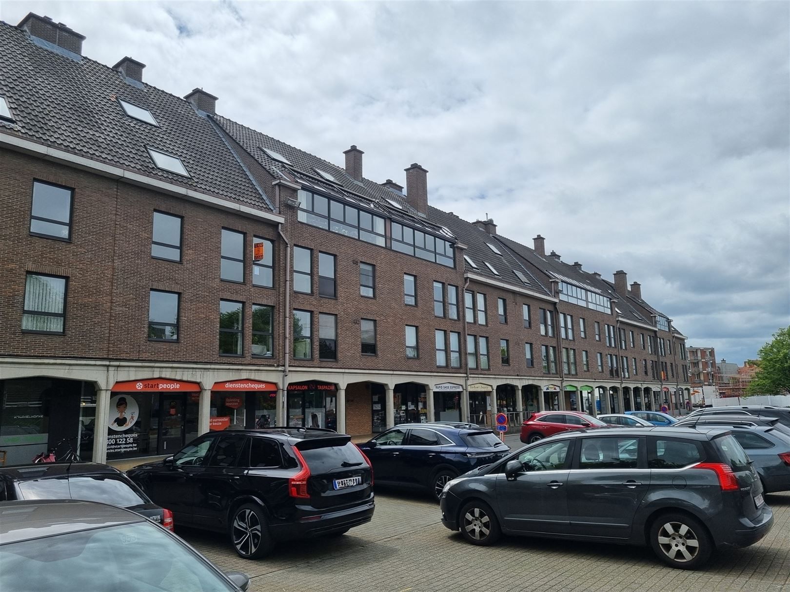 Instapklaar zeer ruim appartement met 4 slpks, terras en autostaanplaats. foto 19