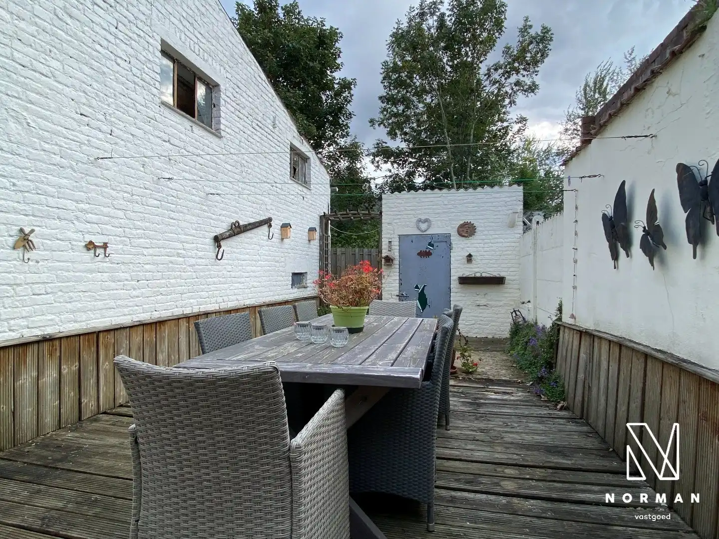 Hoofdfoto van de publicatie: Halfopen woning met 3 slaapkamers, bijgebouw/atelier en grote voorkamer voor eventuele handelszaak